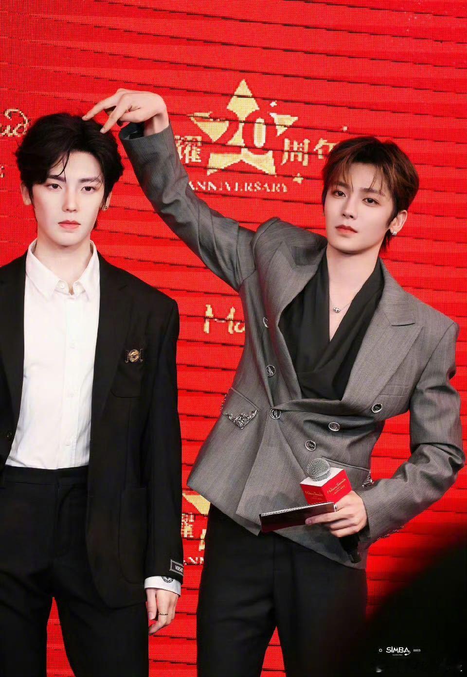 侯明昊亲了侯明昊 救命，他好像真的觉得很好玩，看侯明昊亲完蜡像那个得意的表情，像