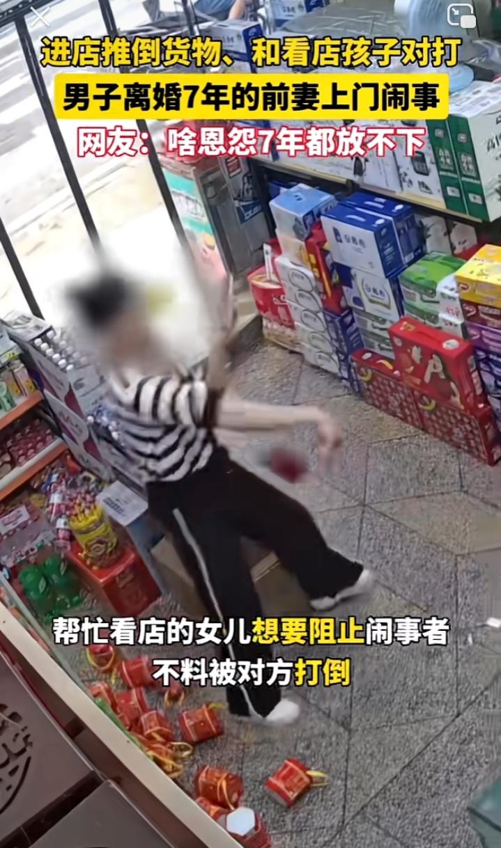 一名女子走进一家超市，一边推倒桶装的糖果，一边拿了一瓶饮料，看店的是一名十三岁左