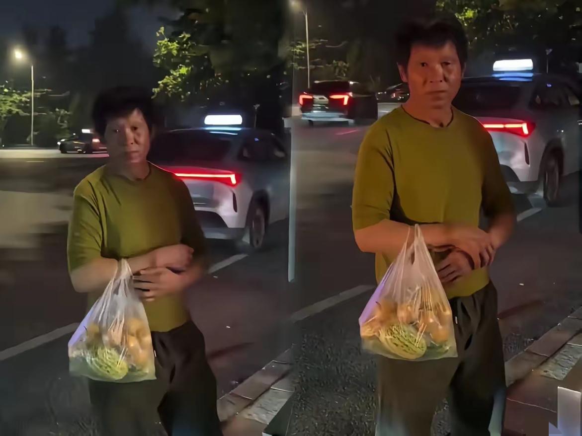 这大姐也太虎了！
晚上遇变态男掏……猥亵，
她不光不跑，还掏手机录视频，对着
