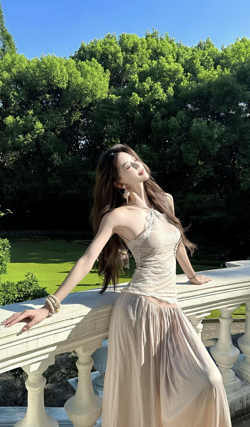 优雅女神，轻纱裙摆，绿意盎然，阳光明媚