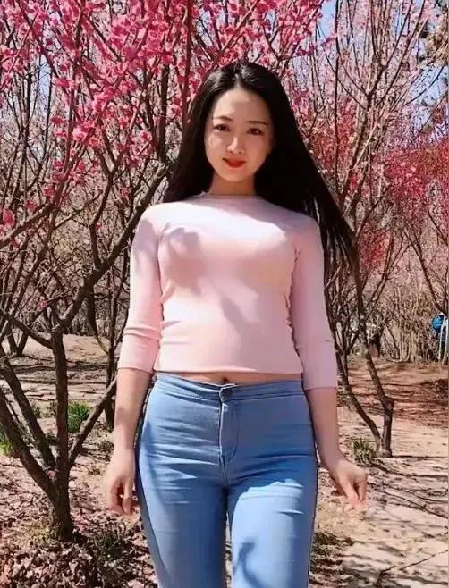 美女相伴

看见这样的美女

心里甜滋润

充满着幻想

只有在梦中相遇

纯情