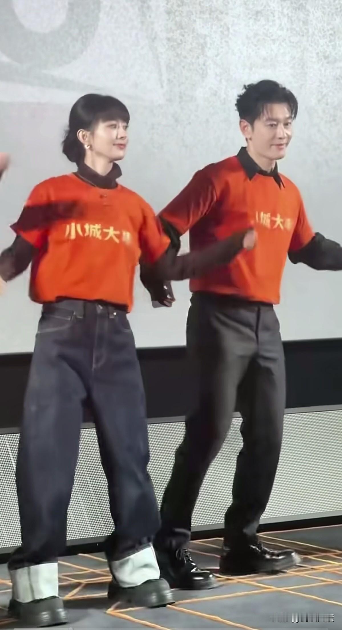 一个未嫁，一个未娶。
黄晓明，赵丽颖亲密互动，
他们好相配的一对啊。
黄晓明 赵