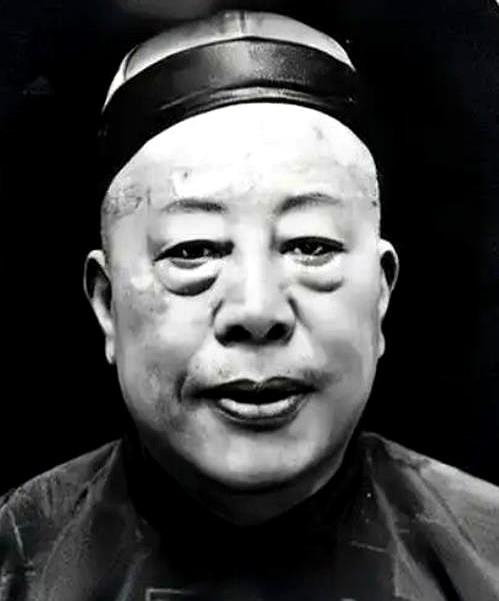 1922年，54岁的黄金荣如愿迎娶24岁的露兰春。

新婚夜，黄金荣迫不及待地想