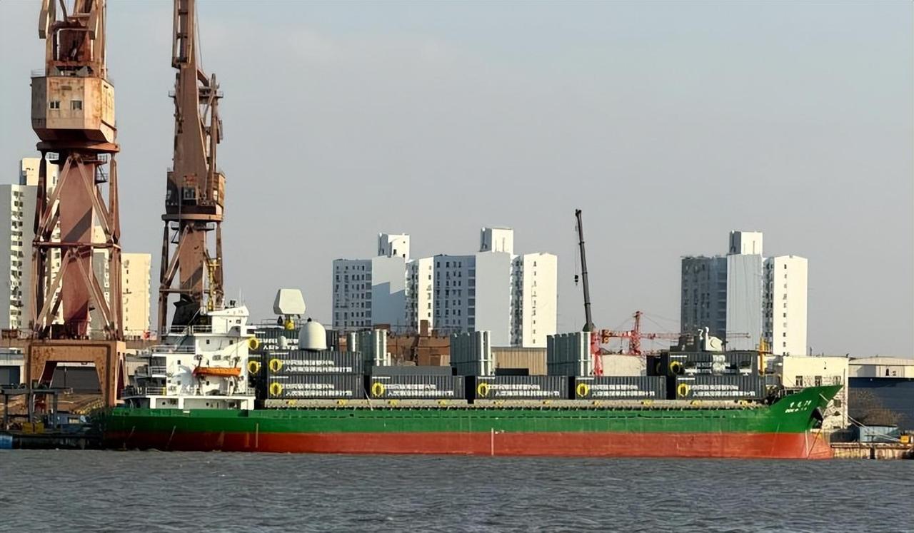 美国军舰在加勒比海拦下那艘挂着第三国国旗的委内瑞拉油轮时，甲板上的"缉毒"标语在