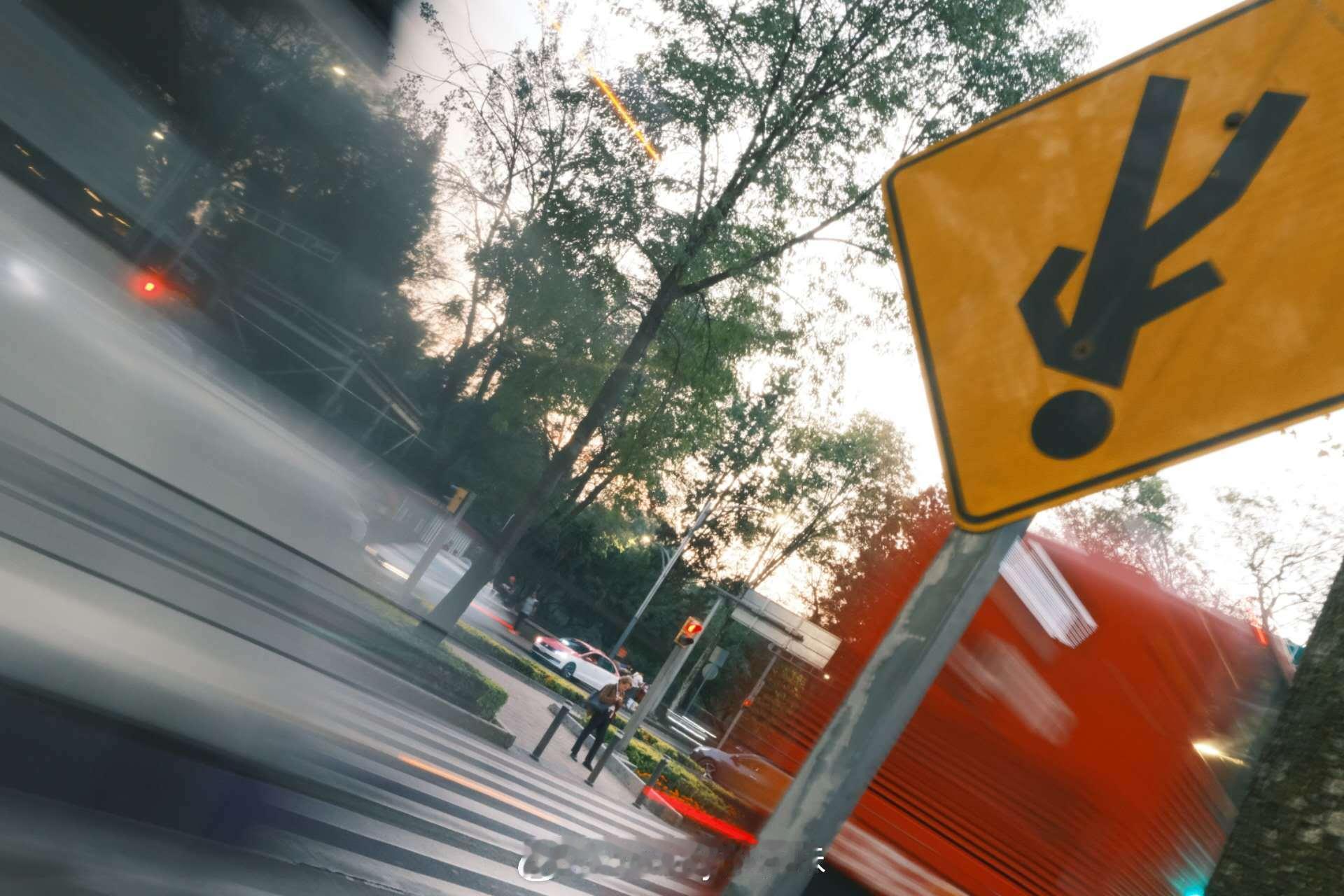 我会觉得，出行的意义，是在陌生风景里找片刻松弛。哪怕在公园的树影下踱步，指尖攥着