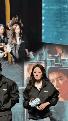 谁说女明星之间，只有争抢？路演现场，镜头扫过。刘诗诗看到杨幂手里没话筒，想都没想