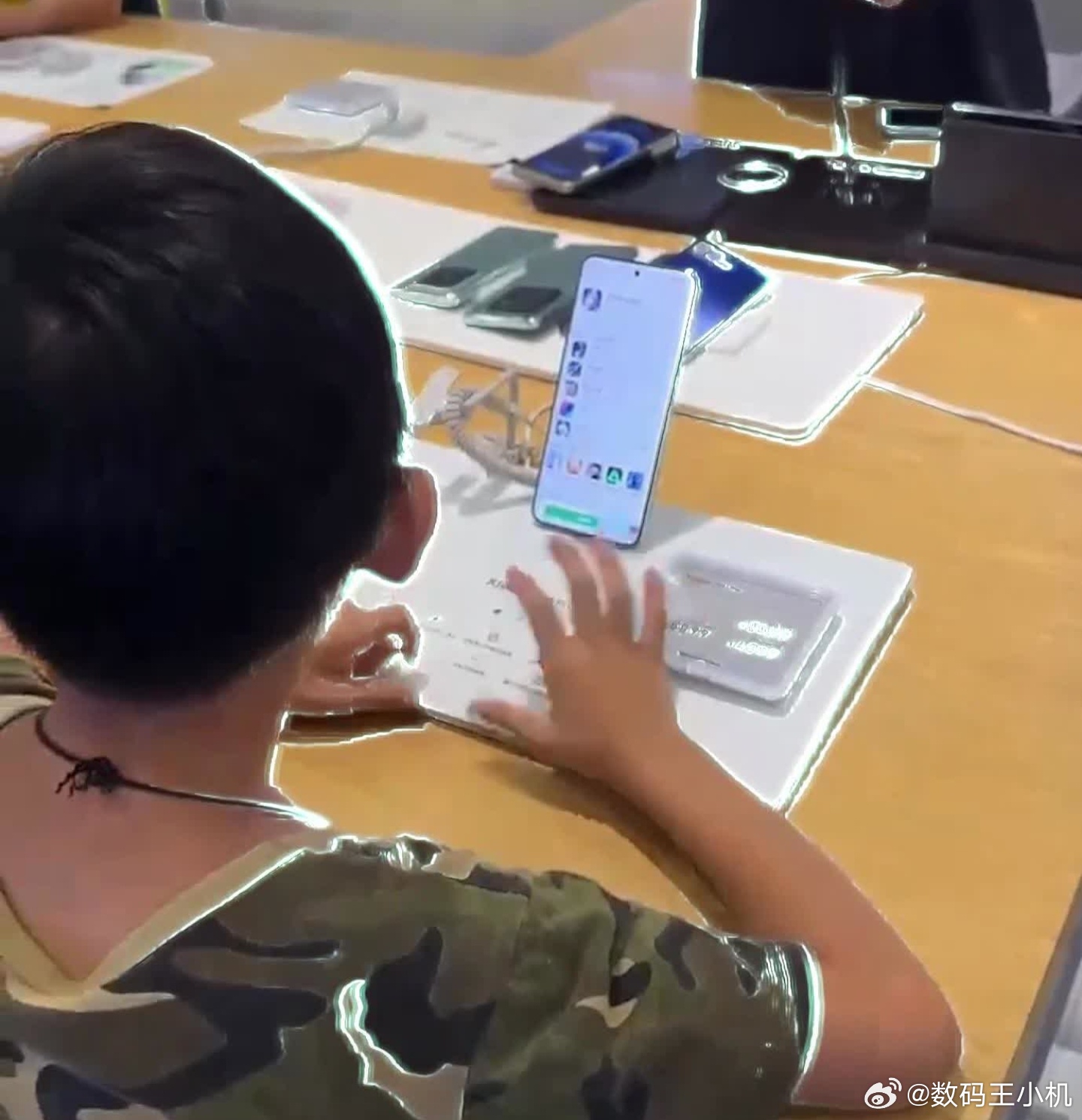 父母离婚没人管小孩商场玩手机尤其是现在放暑假了，各家手机店里围满了小孩子们，都是