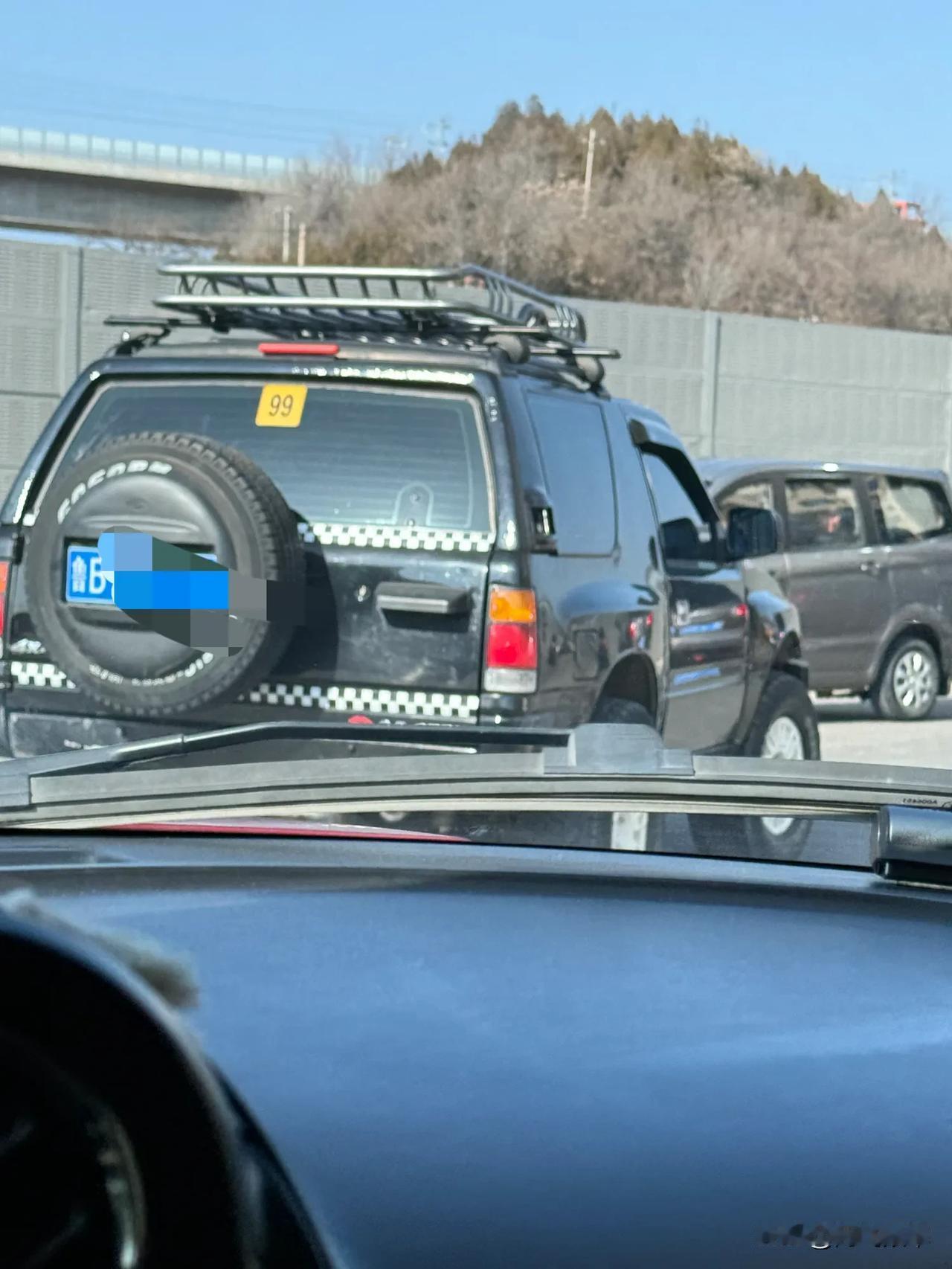 遇见了一辆没见过的双门跑车!大家有见过的么#谁见过这什么车# #喜欢哪一款跑车#