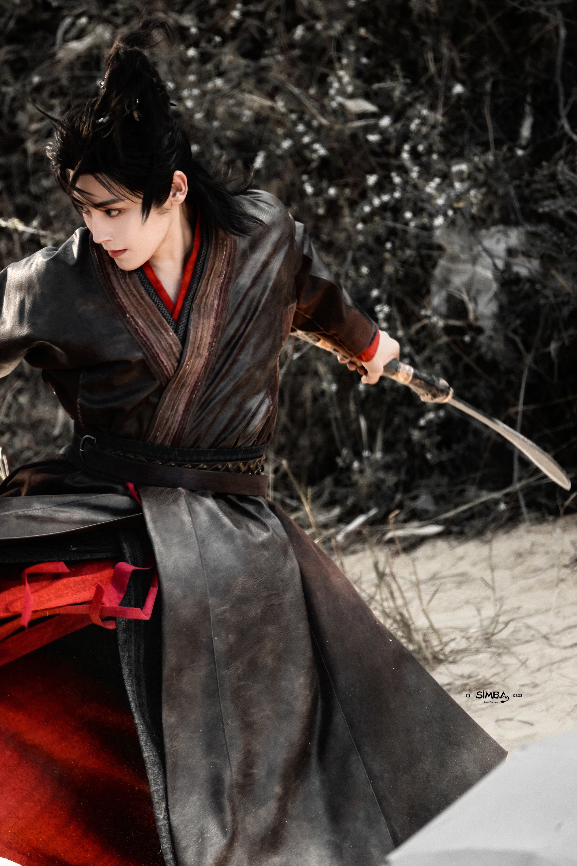 侯明昊舞剑这组照片武侠气息太浓了，杨大侠你舞剑太帅了吧