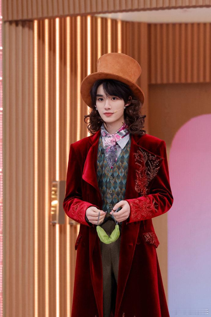 丁程鑫这长卷发造型直接戳中审美！红大衣的质感绝了，卷毛自然垂在肩上，连高帽的弧度