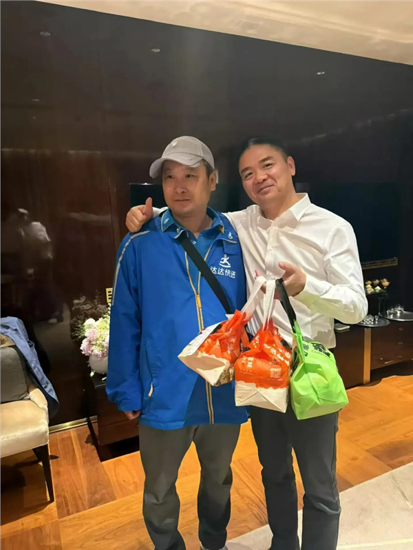 刘强东入住四季酒店点外卖，给外卖小哥发千元小费