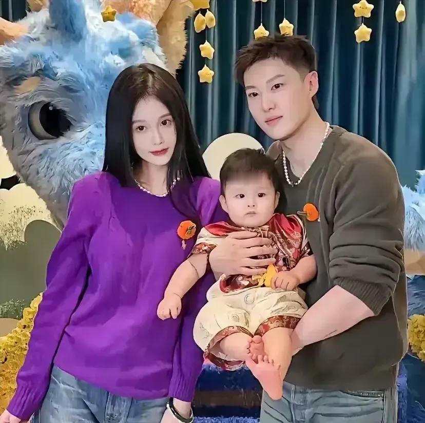 球球直播时一句我嫁的是人不是头衔直接把键盘侠怼到墙上。
三月那段模糊家宴视频被剪