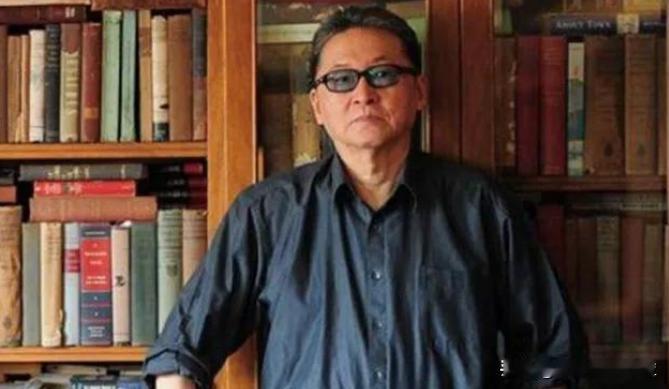 一次，三毛对李敖说:我去非洲沙漠是为了帮助那里的黑人！李敖反问道:你为什么不去帮