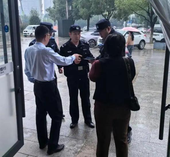 湖北武汉，50多岁的任女士走进建设银行武汉将军路支行，要取存折里“几天前汇入”的