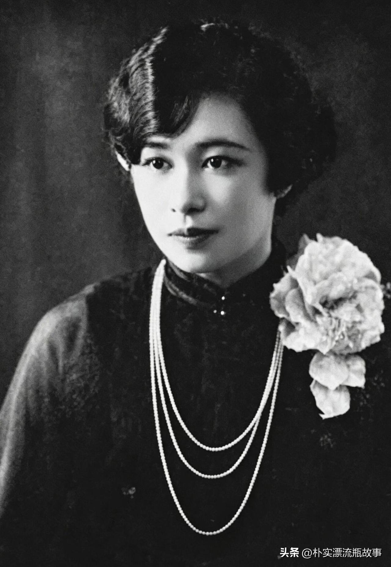 1930年，她戴着上海首届选美冠军的后冠，站在南京路最亮的灯下；几十年后，她缩在