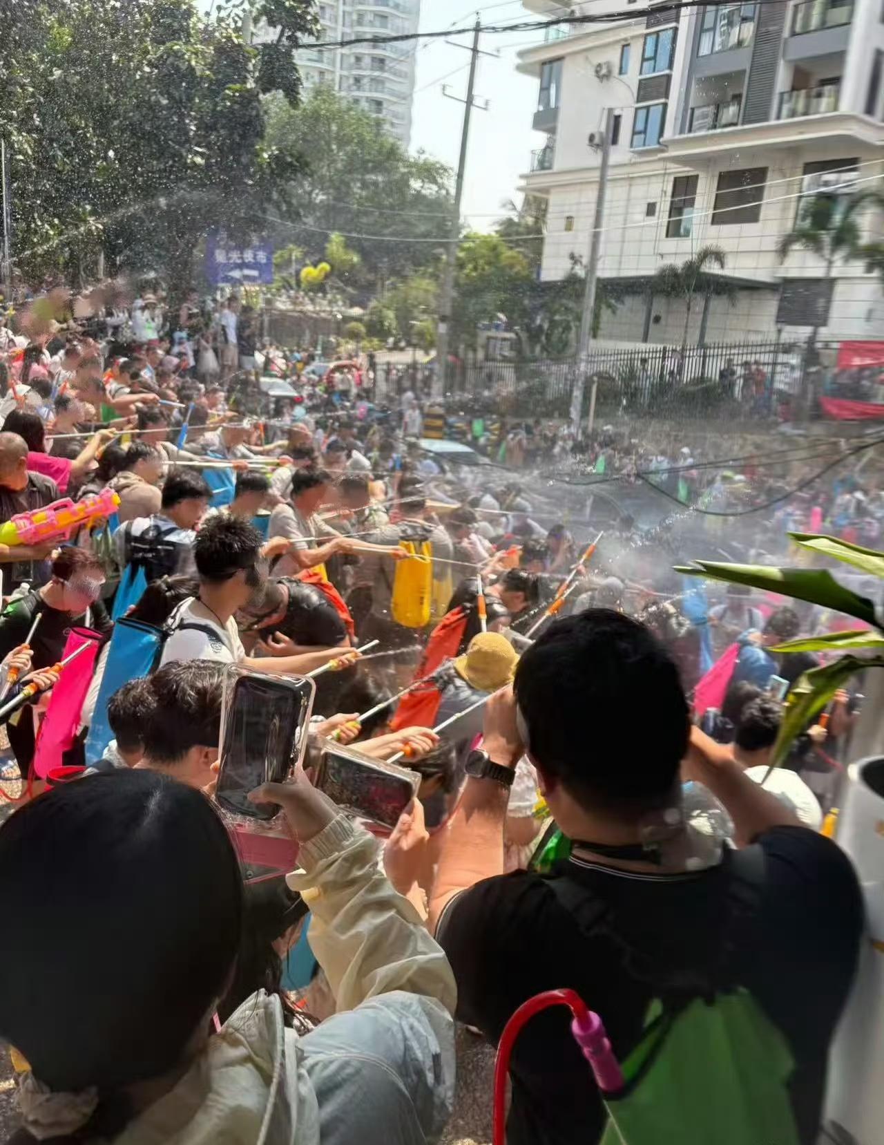 别让泼水节，从"祝福"变成"霸凌"

云南西双版纳的泼水节，今年又"泼"出了事。