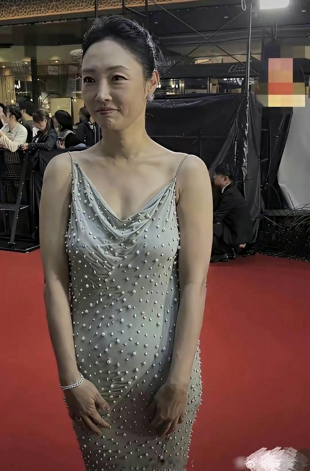 白百何（生于1984年，2026年时年42岁）在近期两张红毯照片中显得远超其实际