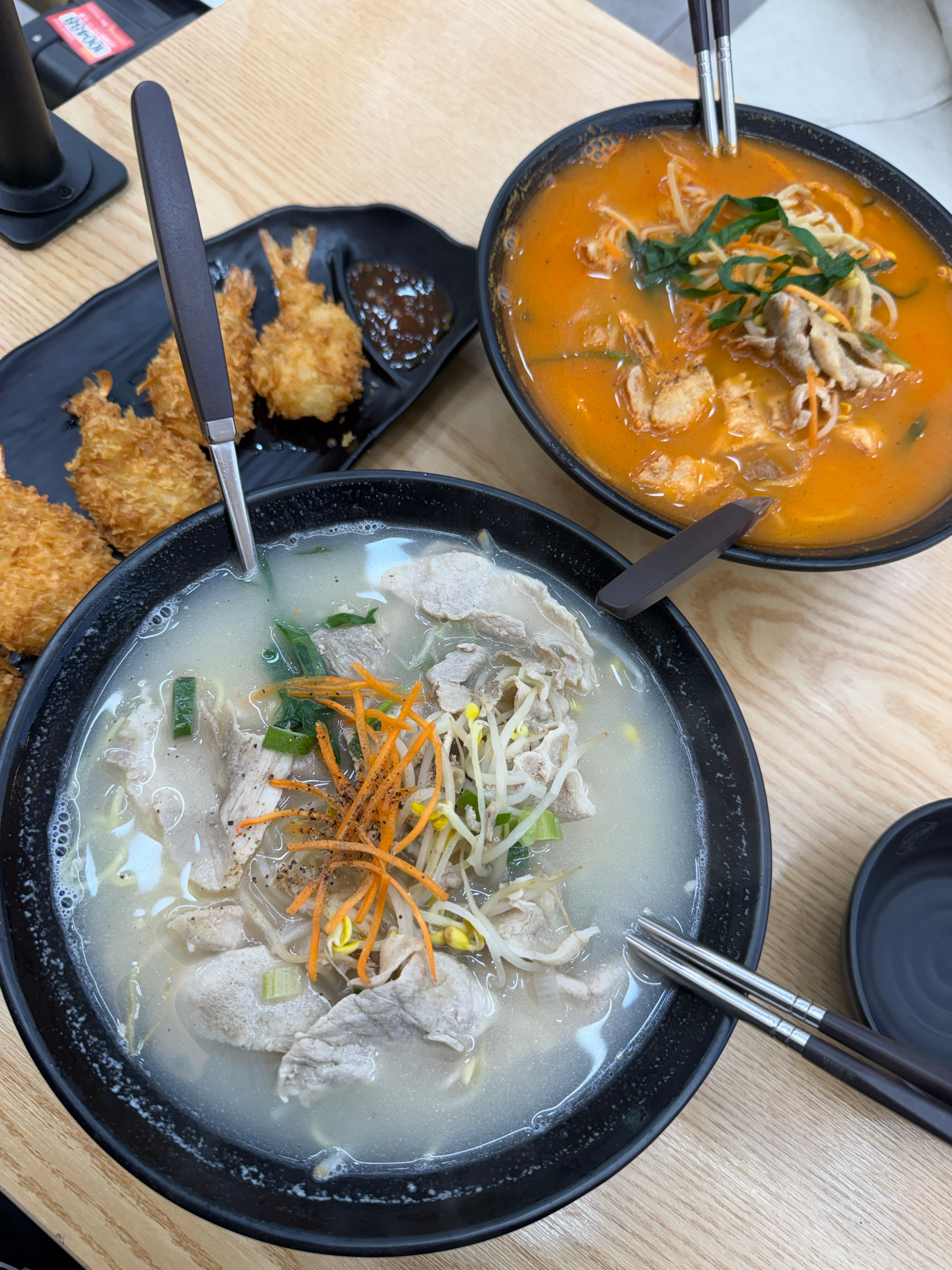 在国内从不吃早饭，现在蹲在韩国吃解酒汤面一直疯狂轰炸雅阁几点开门，想进氧舱里睡觉