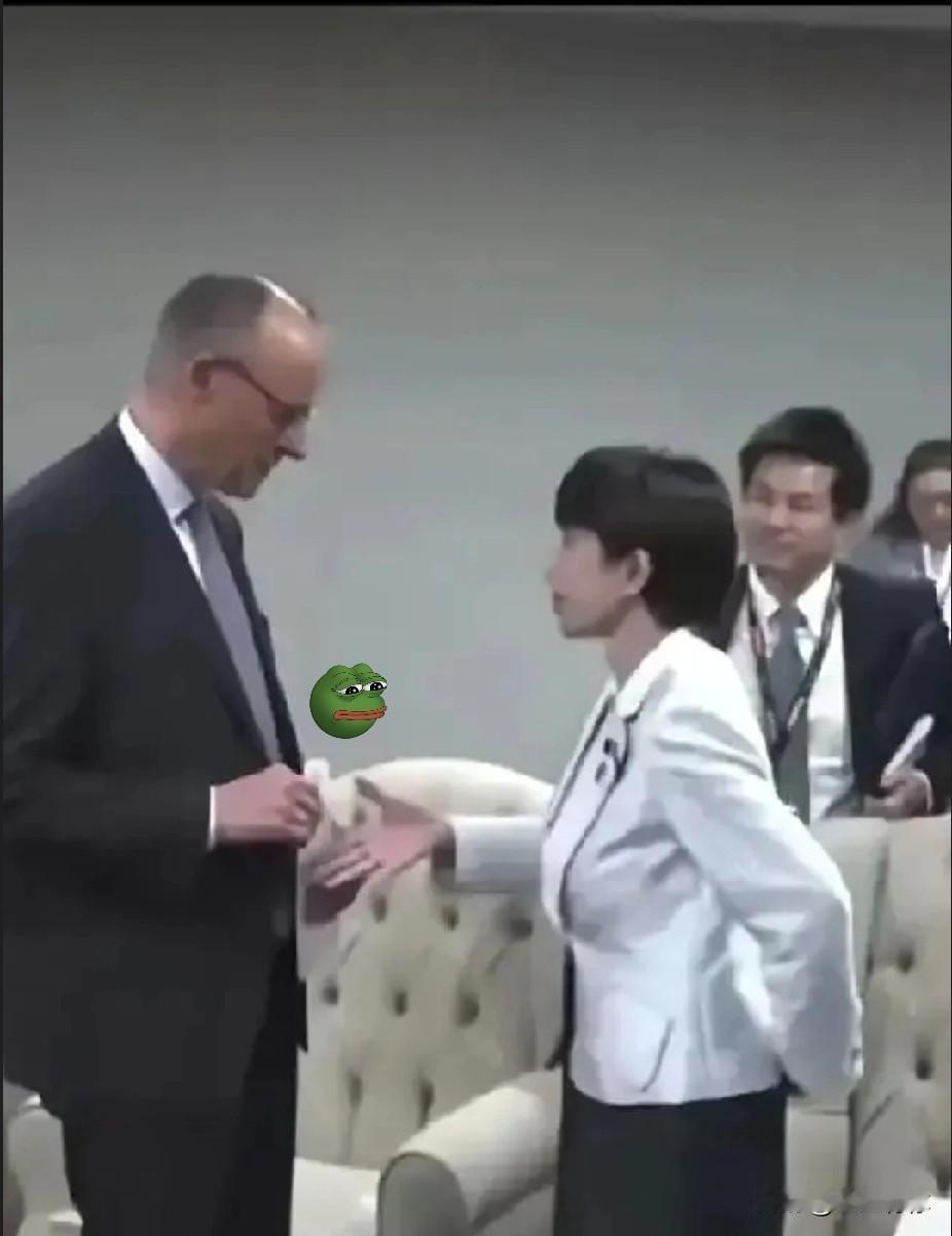 果不其然。
最近那场国际场合的握手戏，看得人血压都上来了——有人伸着手僵在半空6