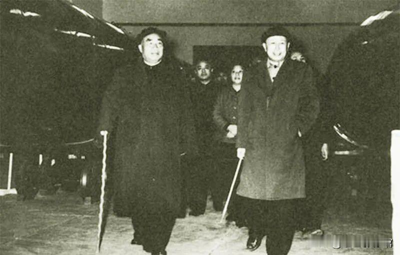 1964年，朱德和钱学森在北京参观新技术展览会。