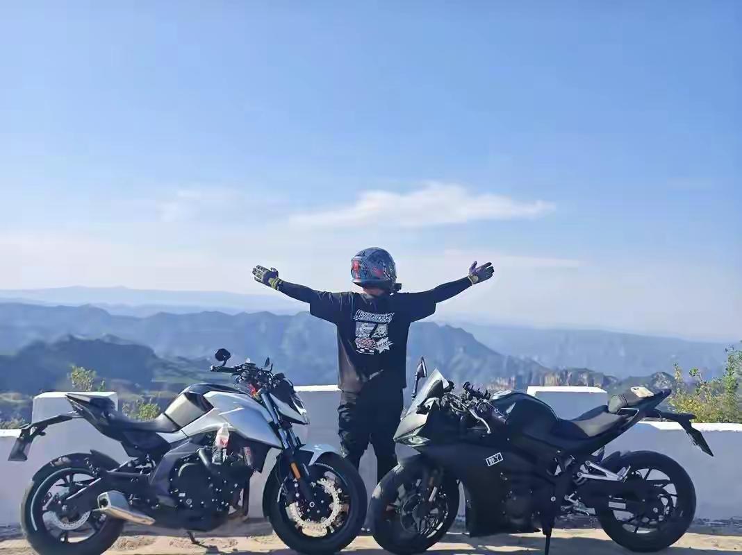 🏍️ 摩托佬的终极养生：长途摩旅

身体层面：标准骑行姿态是动态抗阻训练，能矫