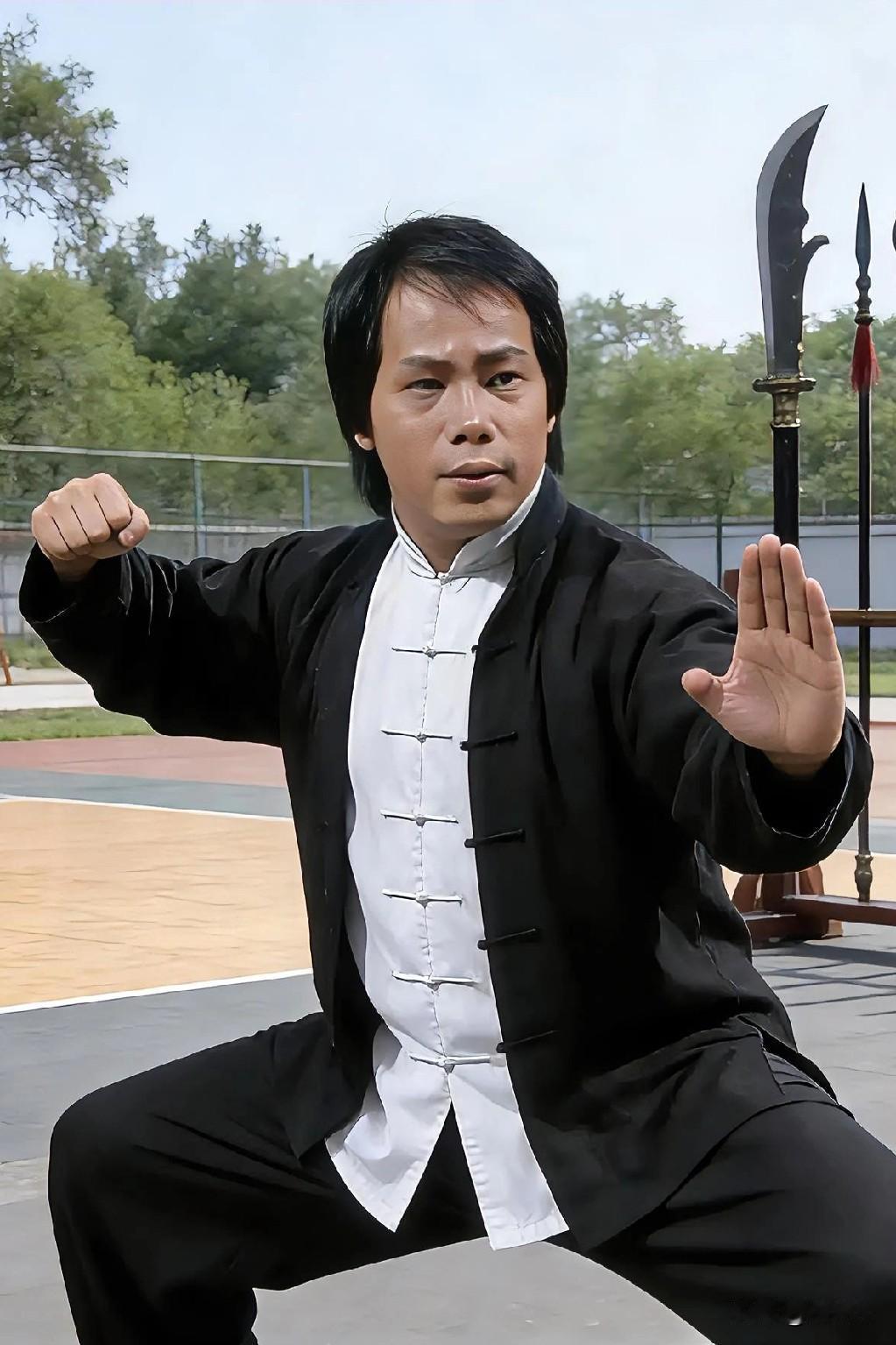 先生远去，银幕陈真风骨在，一句家国言，仍震少年心。江湖再无此声，人间永存侠气。梁