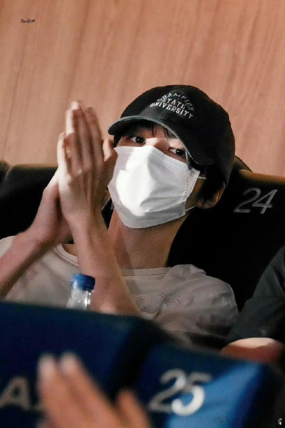 王俊凯戴口罩亮相首映礼现场，虽然遮着半张脸，但身形愈发消瘦，比以往单薄不少，怎么