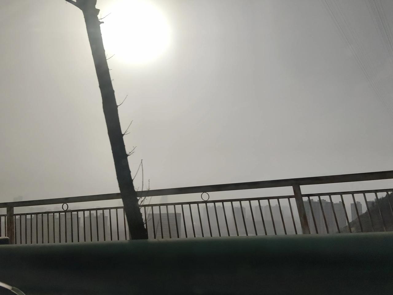 往年兰州沙尘暴天气都出现在3~5月份，今年沙尘暴时间已经提前了。