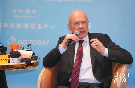 英国学者坦言：美国之所以一直针对中国，是因为中国犯了一个大错。一个建国才二三百年