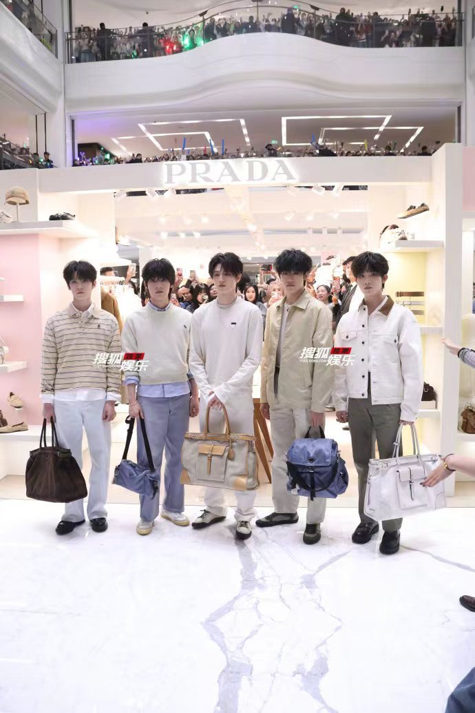 登陆少年北京PRADA活动线下生图登陆少年浅色系春日穿搭 登陆少年浅色系春日穿搭