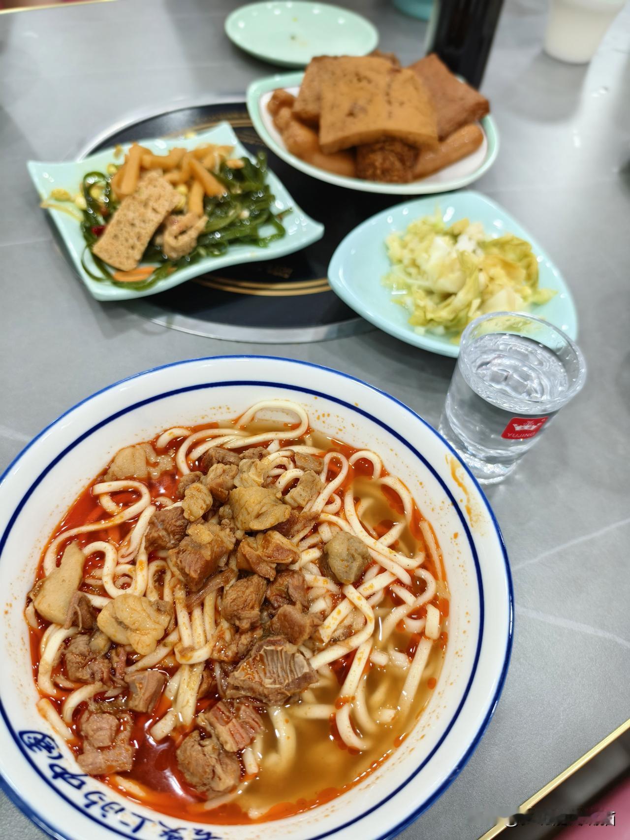 春日生活打卡季 地标山西偏关小县城，太虎坡附近新开了一家大型饭店，羊肉系列为主，
