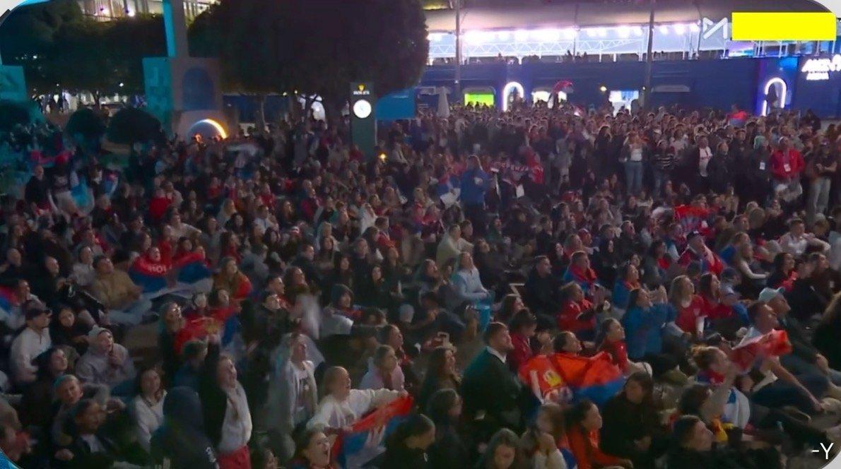 场外已经是塞尔维亚人的海洋 