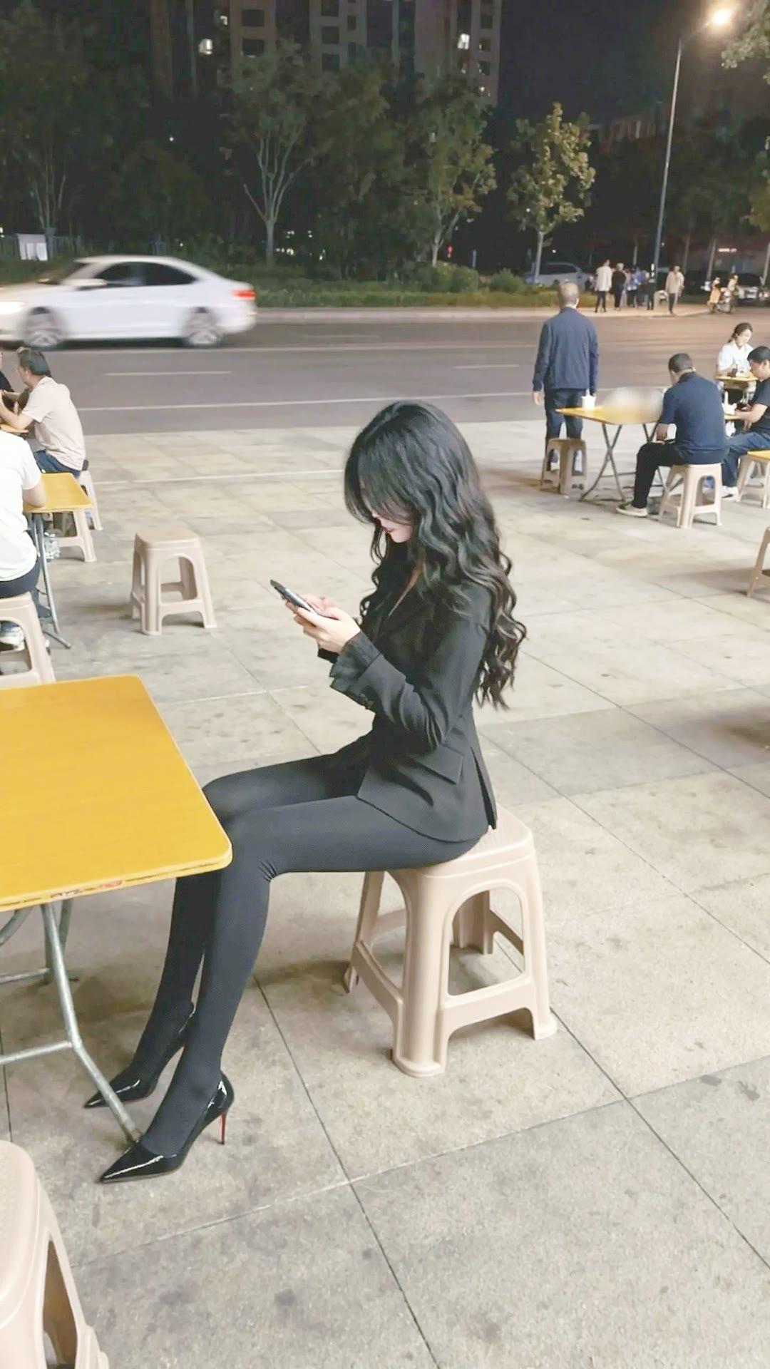 有气质的穿搭是怎么样的一身极简黑西装套装勾勒出利落线条。修身剪裁的外套搭配同色系