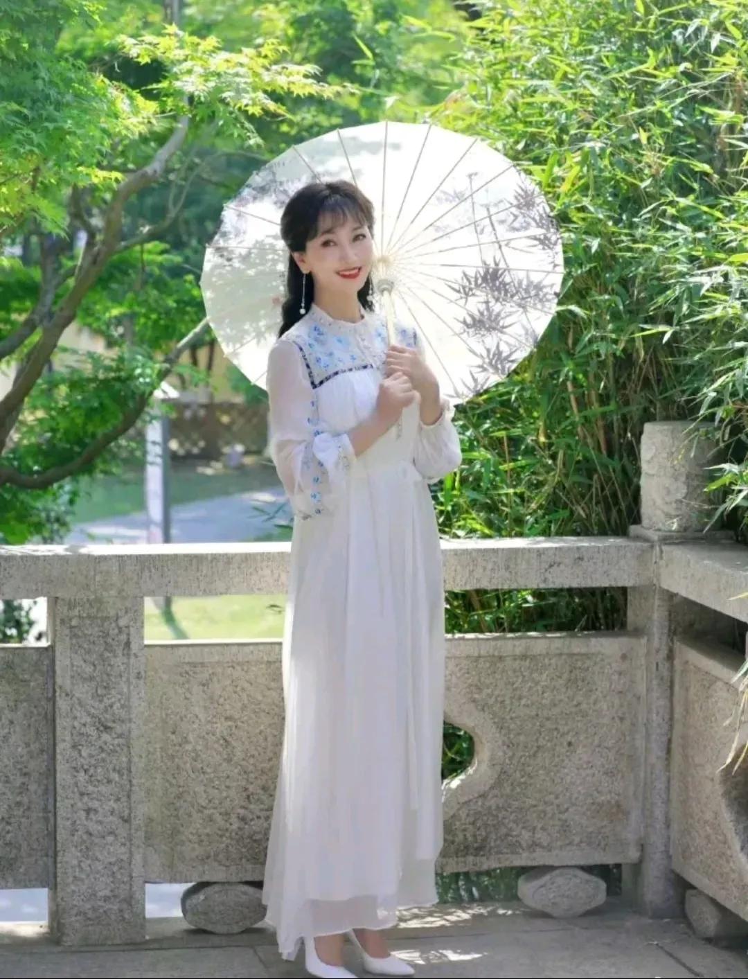 赵雅芝
一袭白色连衣裙
不扮嫩，没违和感
如仙女下凡
清新优雅
别具一格哦
好喜
