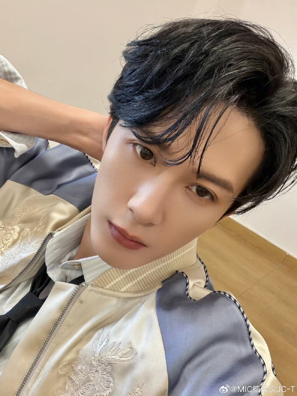 檀健次年上的魅力我后知后觉 抱着被子和手机狼嚎的日子都是檀健次给的，只穿黑与白是