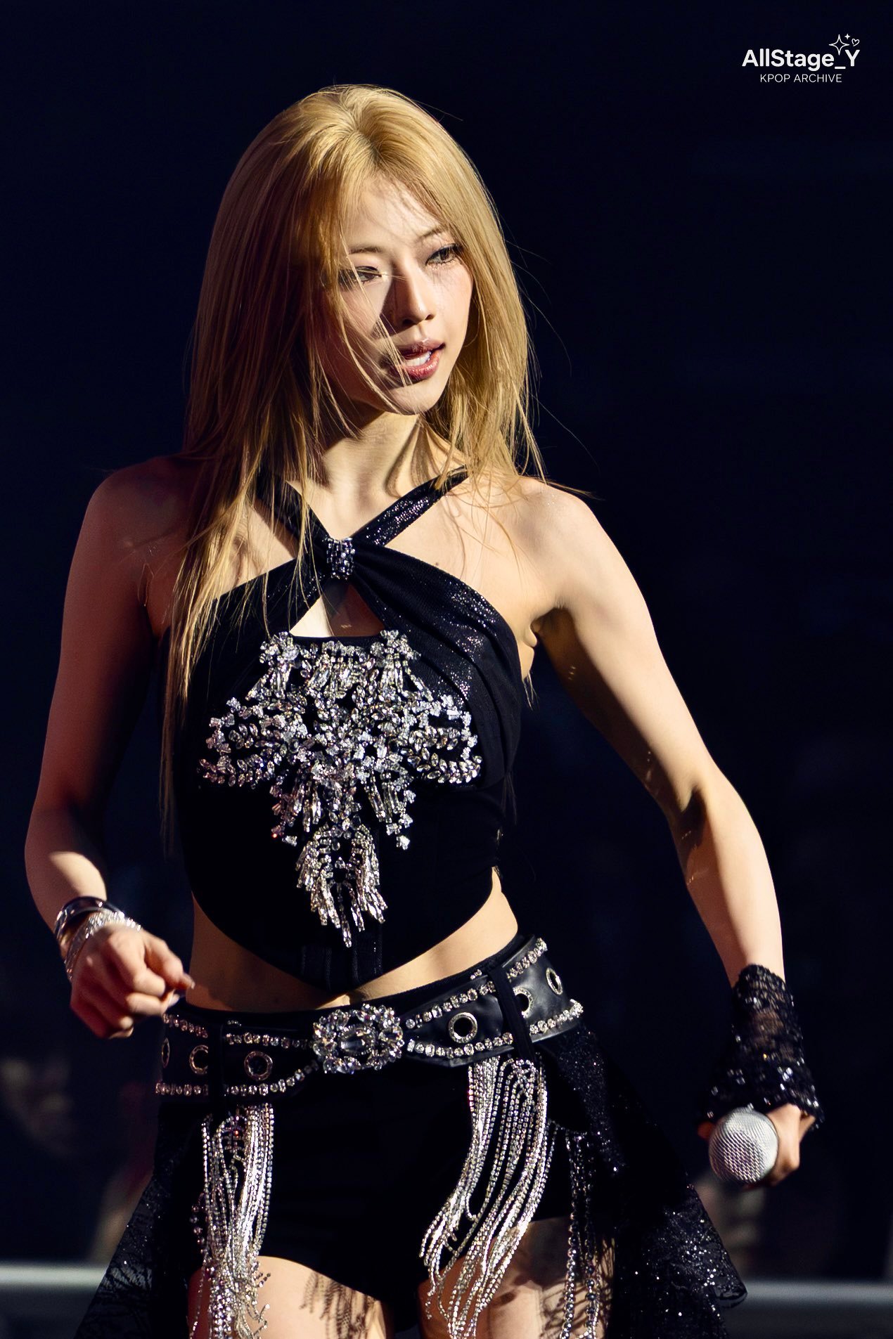 这个金发女完全杀疯了….©️logo 