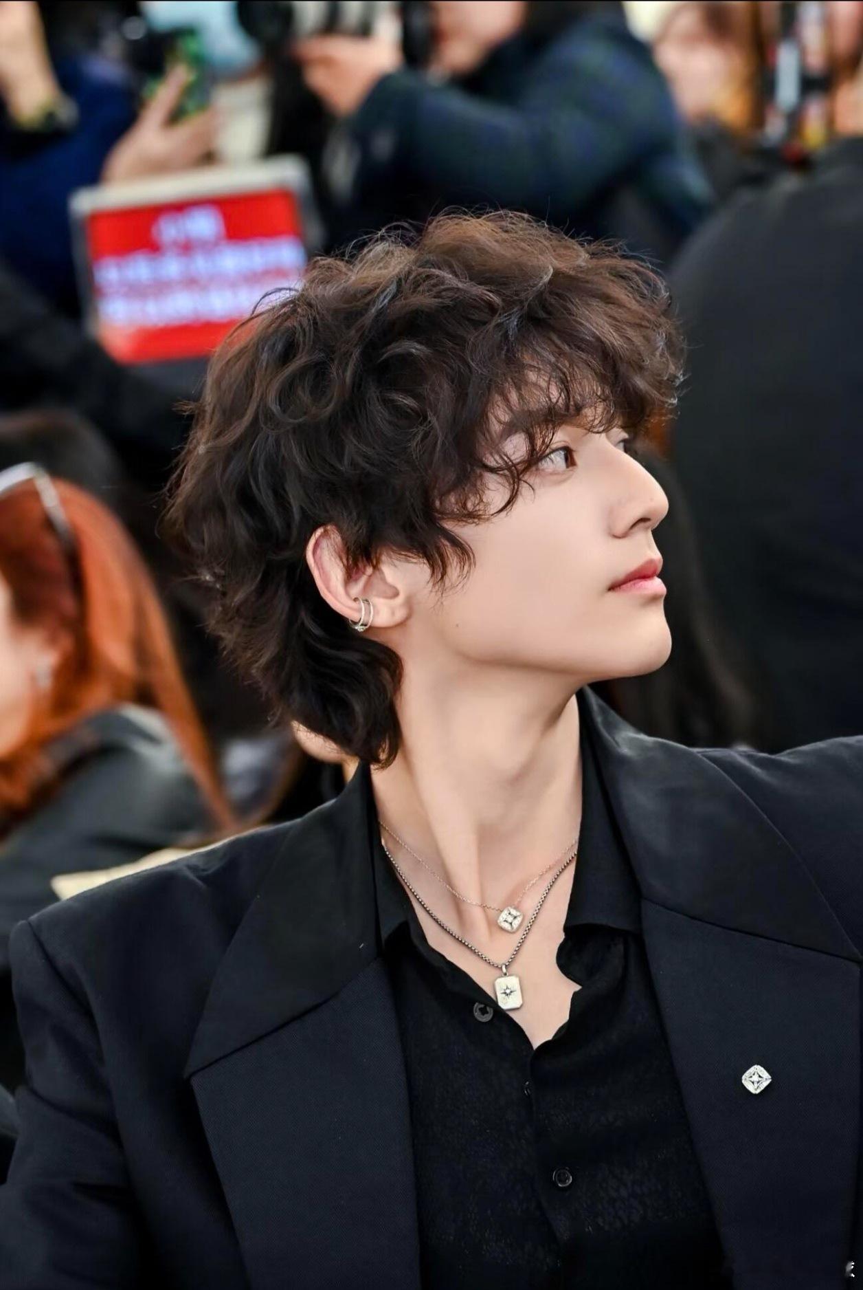 水灵灵的牵手.gif 已存入手机永久收藏！这对我真的嗑生嗑死！李雪琴赖伟明就这么