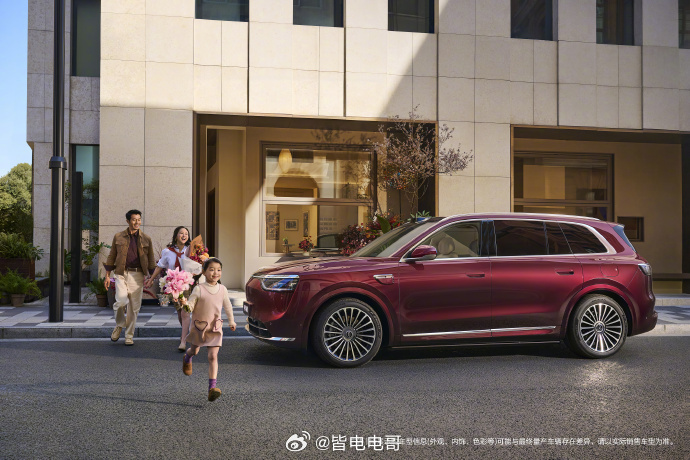 问界M8的新色——瑞红和湛蓝这两个颜色很有寓意的，瑞红寓意温暖祥和，湛蓝承载诗和