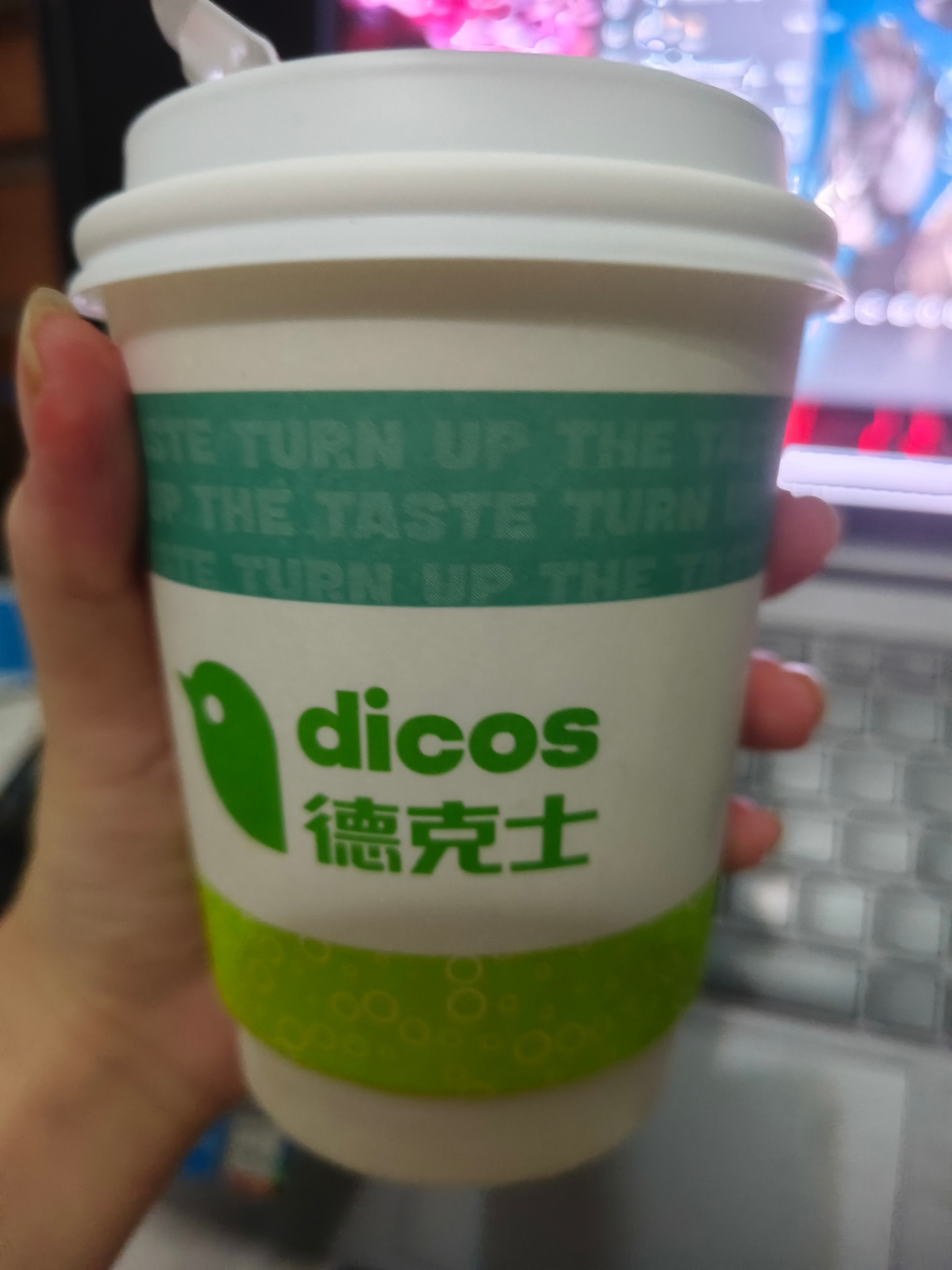 德克士用杯子装的紫菜蛋花汤，咖喱鸡排饭，加一个咔滋鸡腿，还有德克士联名的线条小狗