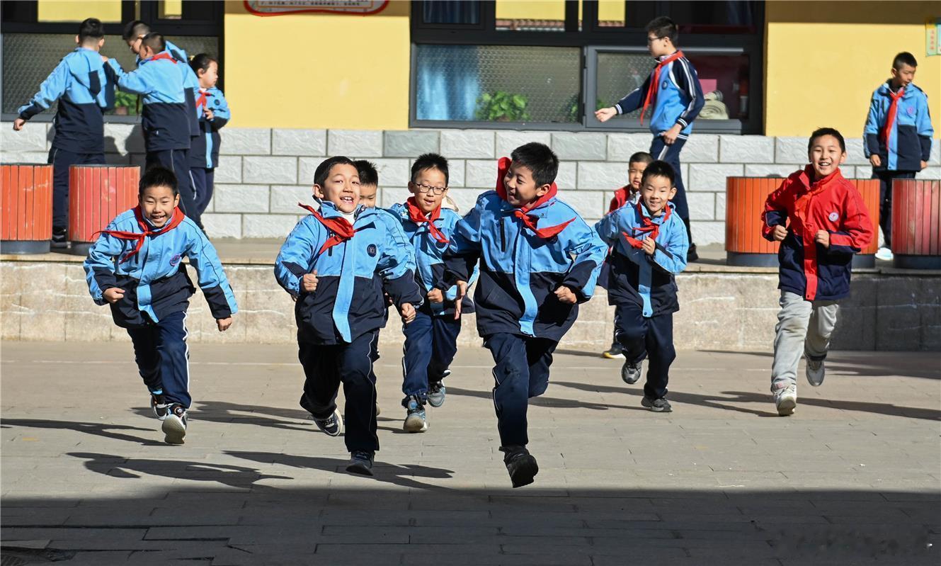 今年新学期的一个重要变化，就是中小学生综合体育活动时长的增加。在内蒙古的各中小学