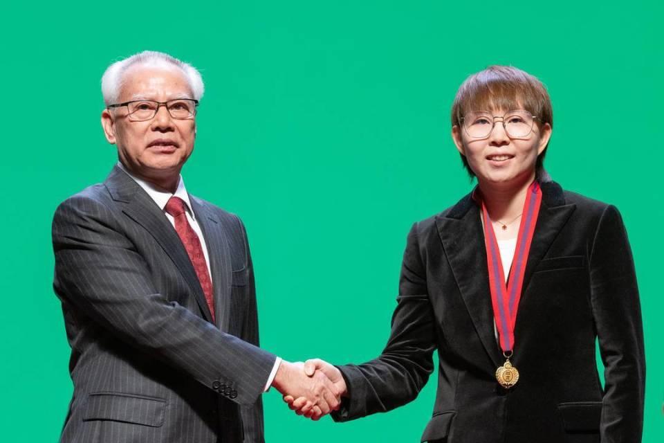 【朱雨玲为啥得到澳门官方的表彰？】朱雨玲在2026年1月30日获澳门特区政府颁授