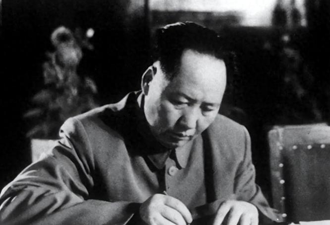 1951年，一个武汉医院的文书被诬陷为小偷，关了大半年。最后毛主席发了一封措辞严