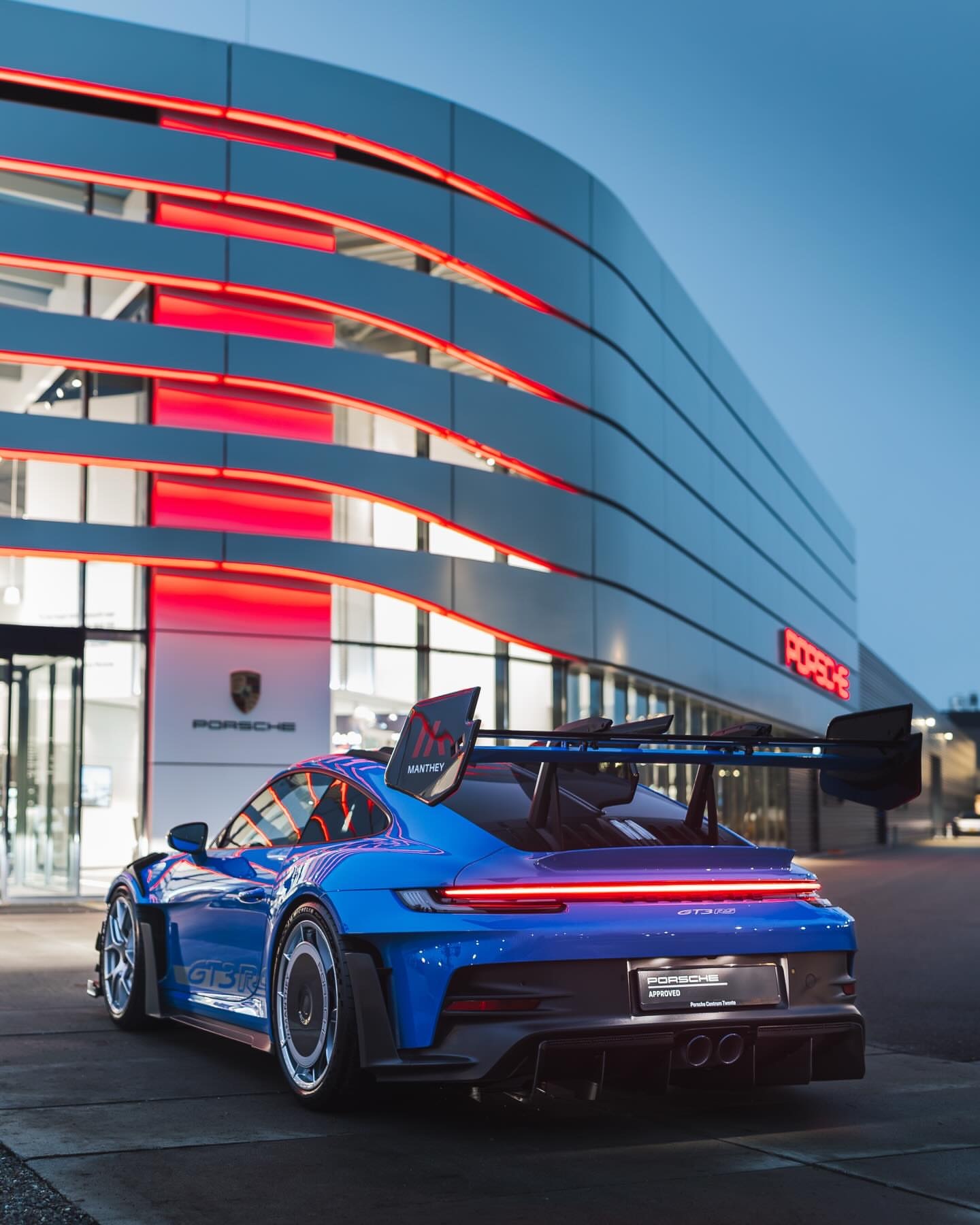 保时捷911 GT3 RS在本质上已经是无妥协的赛车装备，一台可以几乎直接从We