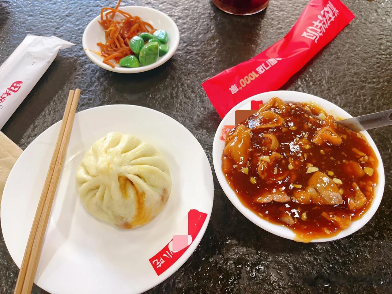 今天没什么风，带菠萝出去溜达了一圈

刚要出门，飞嫂给我打电话，说她想吃包子，我