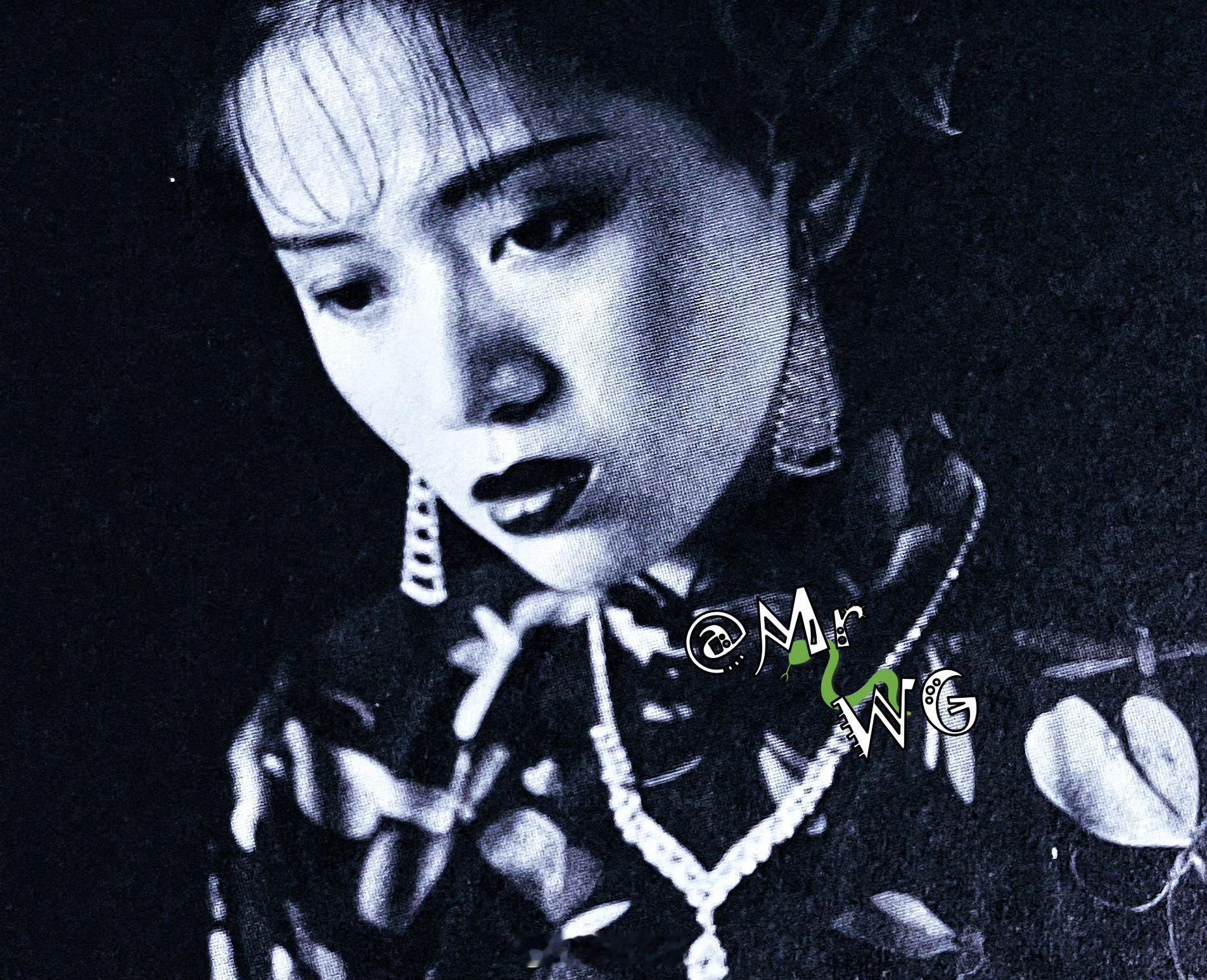 梅艳芳独家扫描 如梦如幻月🌙，若即若离花🌸——烟雾里的她，那样妩媚、幽然，一