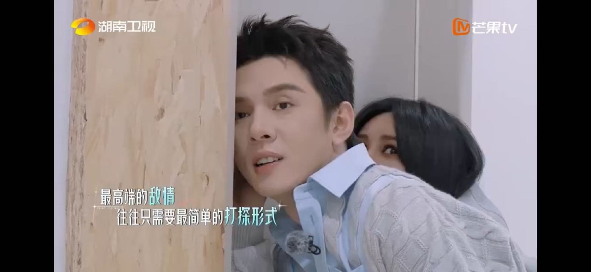 尚雯婕尚雯婕李佳琦狗狗祟祟一脸好奇侧耳倾听，鬼鬼祟祟的样子也太可爱了。尚雯婕李佳