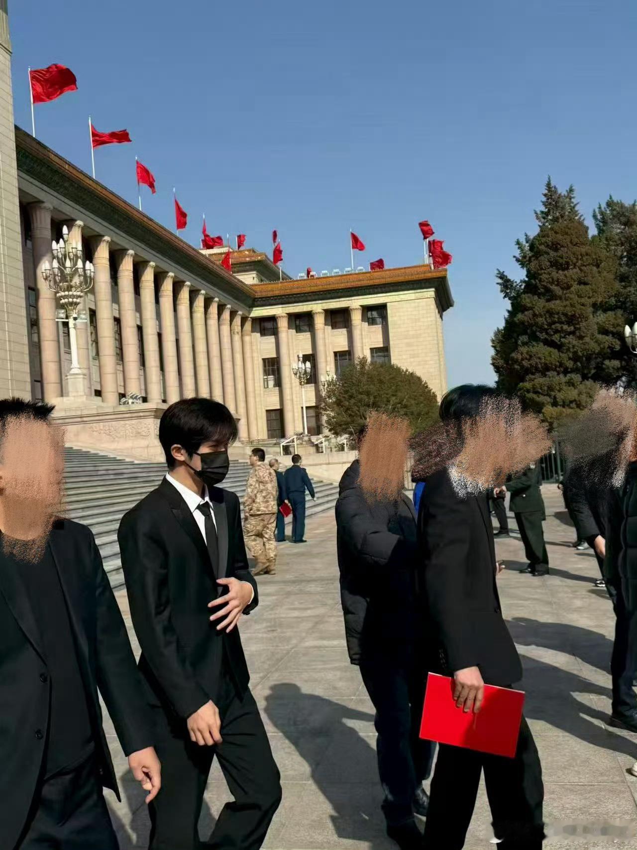 人民大会堂偶遇易烊千玺这也太帅了 