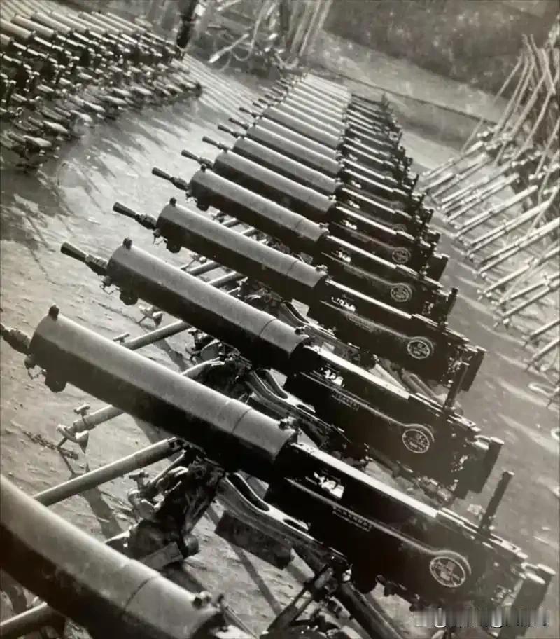 它是汉阳兵工厂仿制勃朗宁M1917的产物，黄铜水冷套筒呈金黄色，7.92毫米弹药