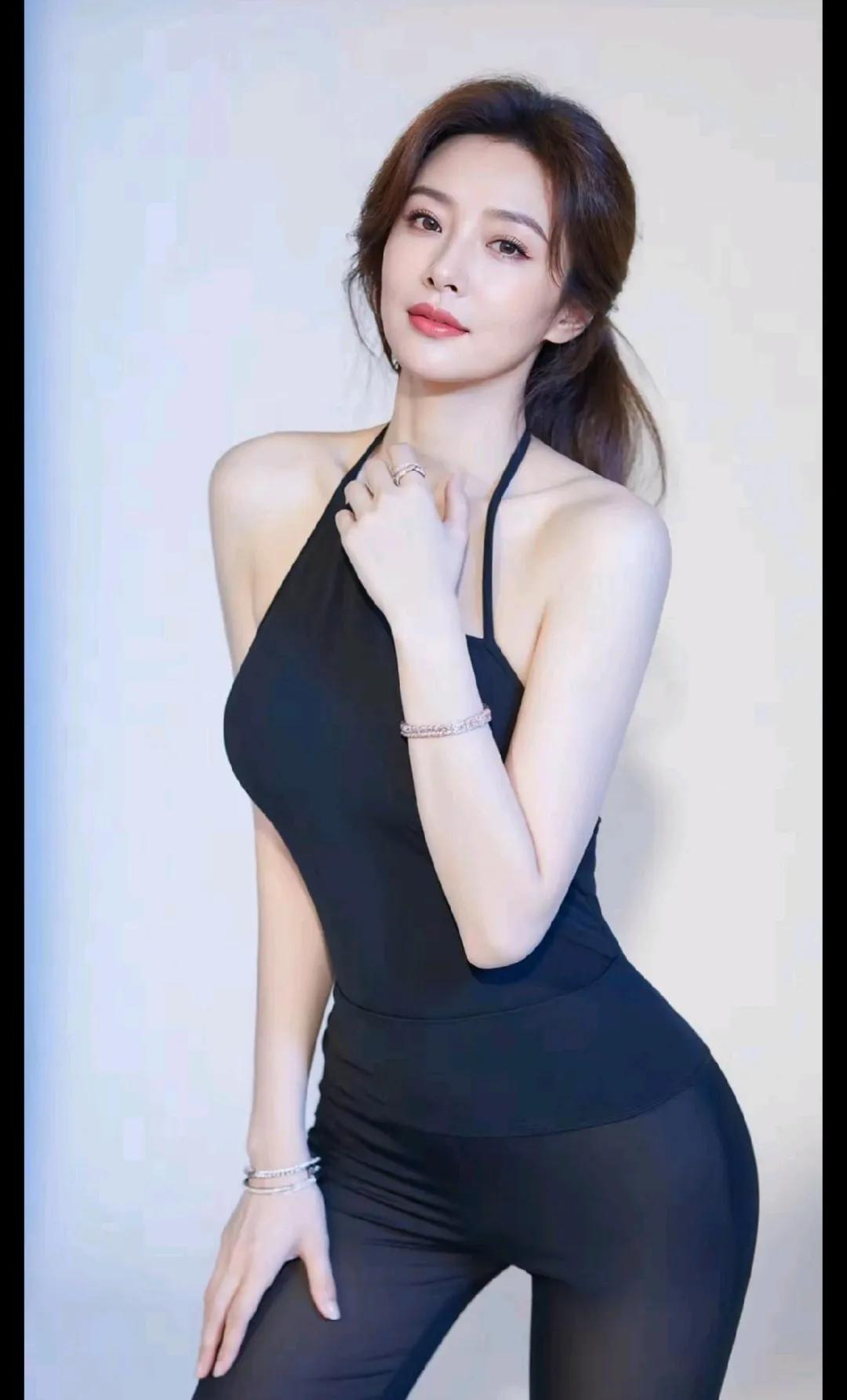 性感身材好迷人，让人窒息。
性感美姿