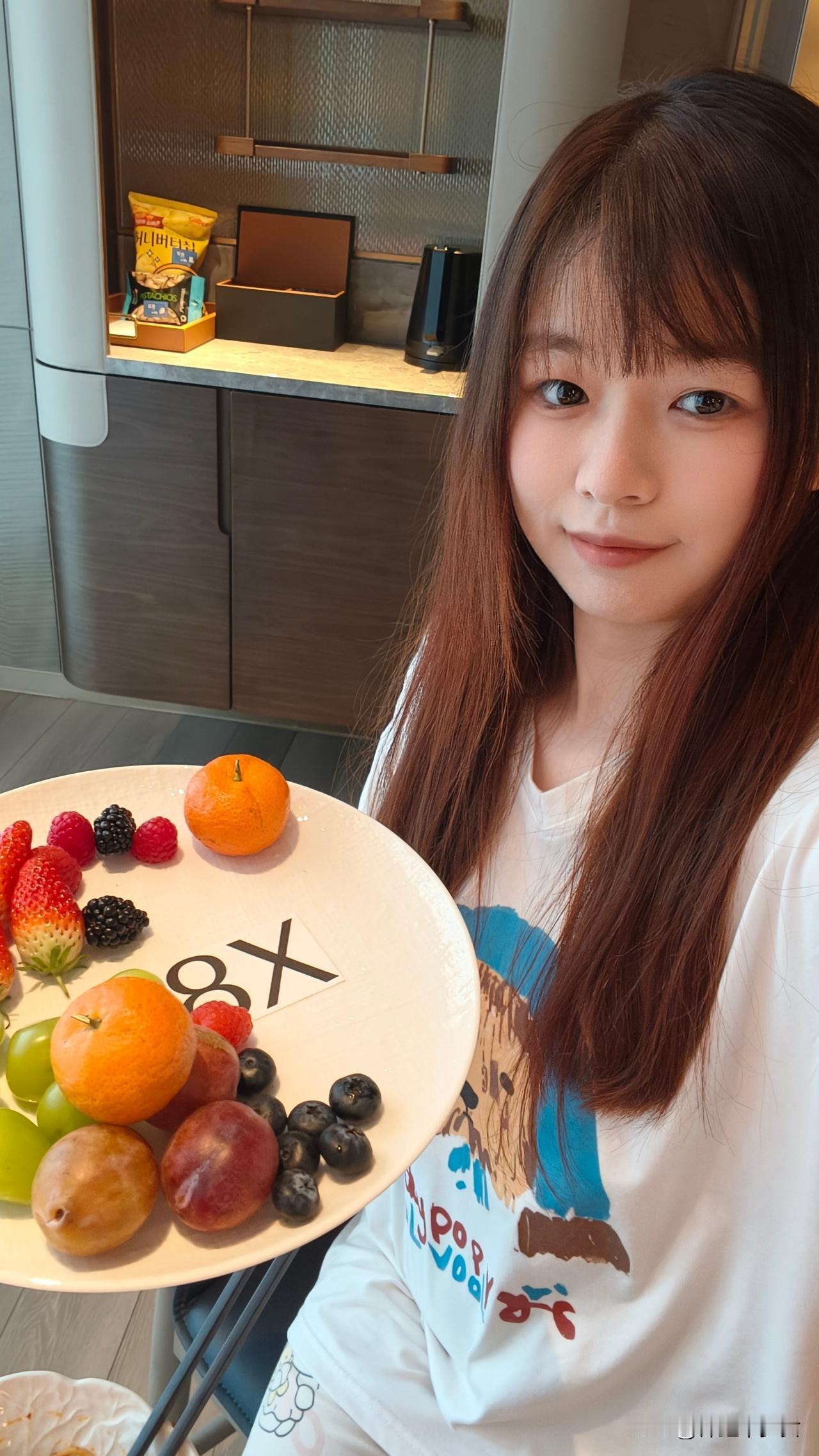 到酒店了，极氪好细节，拖鞋、饮用水跟门把上都有他们的标标，每次媒体牌也都做的很特